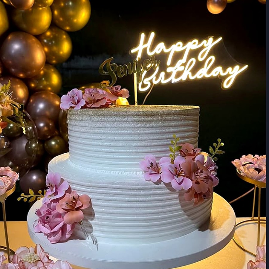 Bolo branco com flores