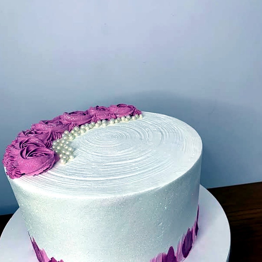 Bolo branco com flores roxas