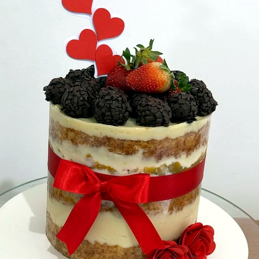 Sobremesa com morangos e frutas vermelhas