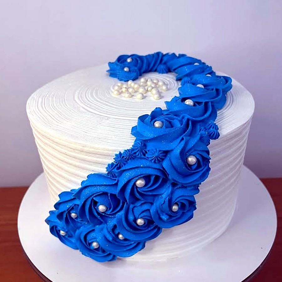 Bolo azul com ondas