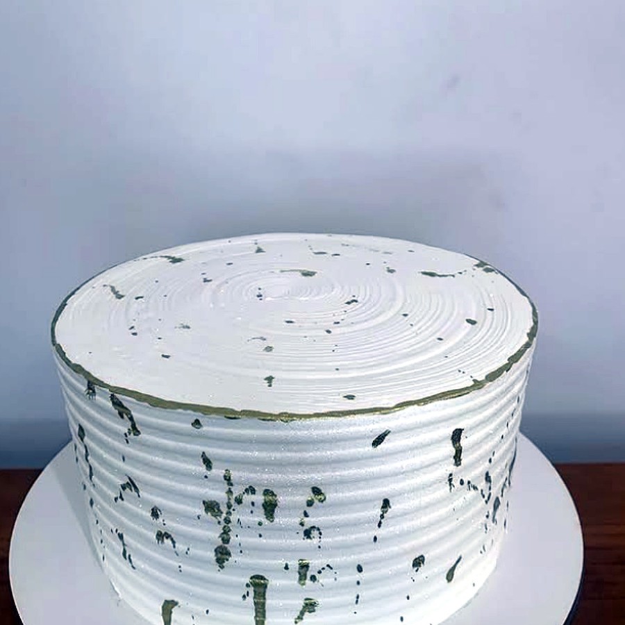 Bolo branco com detalhes pretos